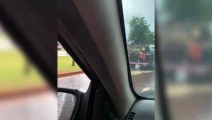 "O que vocês acham, maior chuvão e os 'cara' molhando as florzinha?", questiona internauta