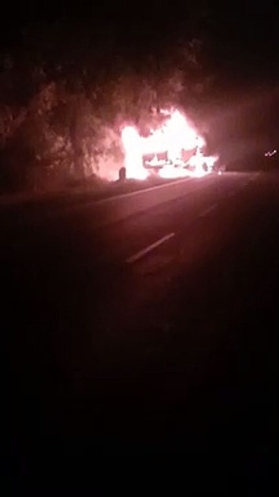 सोनकच्छ के पास भोपाल रोड़ पर भीषण हादसा, 3 जिंदा...