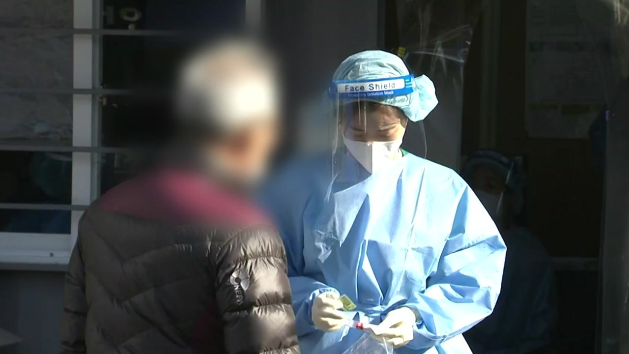 멈출 줄 모르는 '세 번째 유행'...거리 두기 격상? / YTN