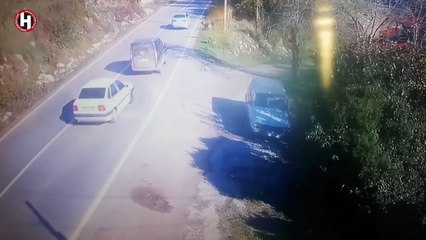 YOL ORTASINDA CAN ÇEKİŞEN KÖPEĞE YARDIM ETTİ