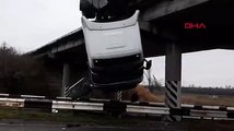 Ukrayna'da freni boşalan kamyon köprüde asılı kaldı