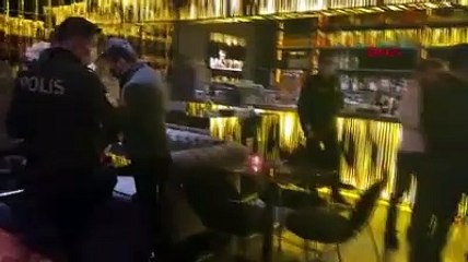 Koronavirüse yine aldırmadılar; otel terasındaki kafeye baskın