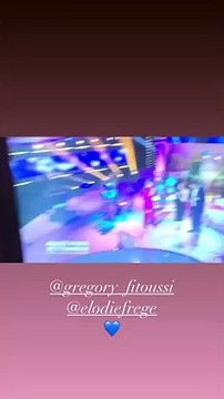 Elodie Frégé et Grégory Fitoussi filmés par un proche le 27 novembre 2020, lors de la diffusion de leur prestation dans l'émission Allez viens je t'emmène... dans les années Carpentier , sur France 3.