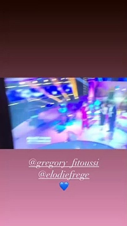 Elodie Frégé et Grégory Fitoussi filmés par un proche le 27 novembre 2020, lors de la diffusion de leur prestation dans l'émission "Allez viens je t'emmène... dans les années Carpentier", sur France 3.