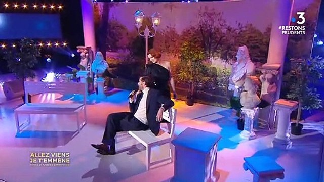 Elodie Frégé et Grégory Fitoussi très complices pour interpréter La Javanaise de Serge Gainsbourg dans l'émission Allez viens je t'emmène...dans les années Carpentier , sur France 3.