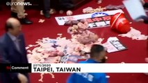 پارلمان تایوان؛ نمایندگان با پرتاب امعاء و احشاء خوک از هم پذیرایی کردند