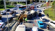 İSTANBUL - Şişli'de hafriyat kamyonu otomobilin üzerine devrildi