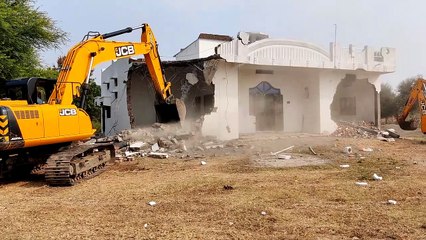 टीआई के ऊपर फायरिंग के मुख्य आरोपी अमजद के अवैध घर को तोड़ा गया