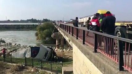 Sürücüsünün kontrolünü kaybettiği TIR, köprüden uçtu