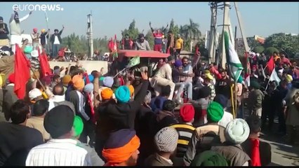 شاهد: اشتباكات بين الشرطة الهندية ومزارعين يحتجون على قوانين جديدة مثيرة للجدل