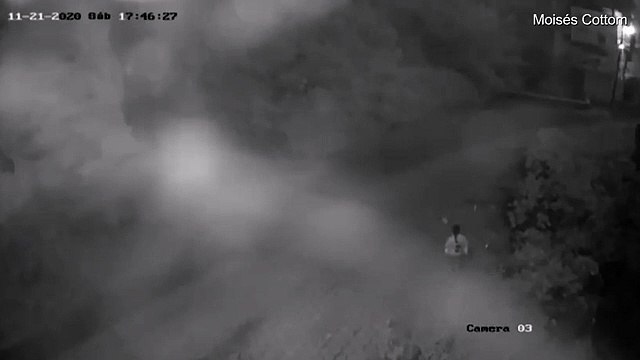 Câu chuyện gây phẫn nộ thế giới: Bà mẹ 18 tuổi bỏ con xuống kênh vì sợ bạn trai không nhận