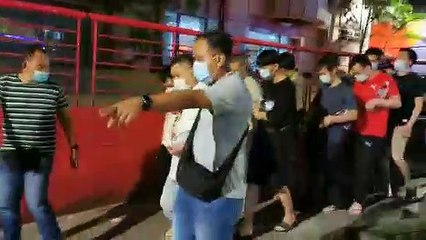 重金租酒店一楼层 警捣破中诈骗集团 扣29人(2)