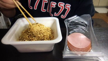 【深夜メシ】黒い豚カレー焼きそば生卵２つとハム11/29