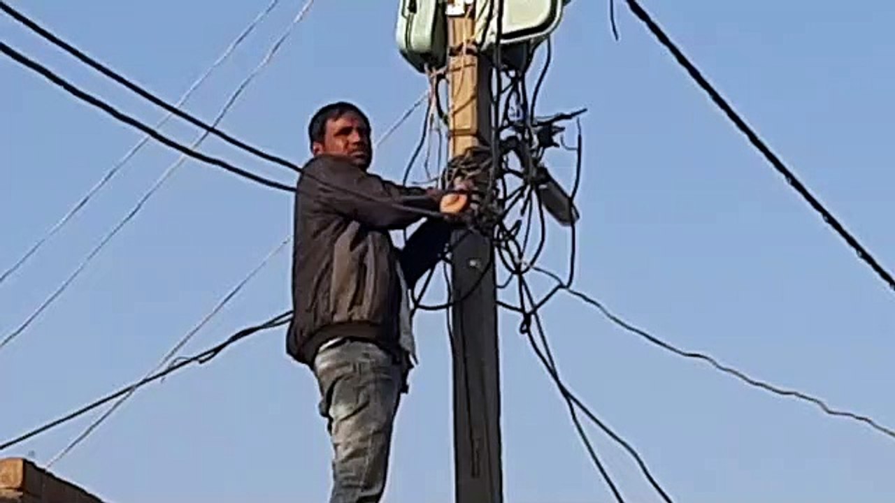 विद्युत विभाग ने चलाया बकायेदारों के खिलाफ डिस्...