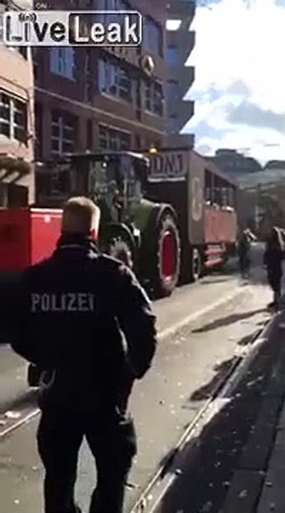 Un policier fan de techno se met à danser en pleine rue