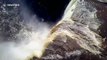 Il réalise un plongeon vertigineux en Kayak dans une cascade de 33m de haut