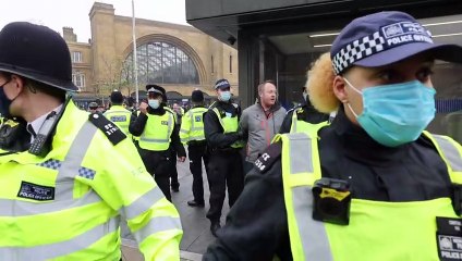 Download Video: Prisões em Londres em protestos contra as restrições