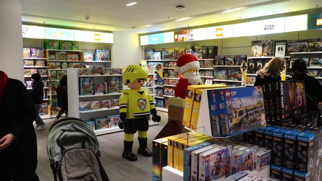 A Paris, des clients heureux de retrouver les grands magasins