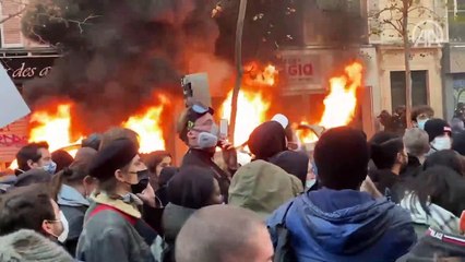 Paris'teki polis şiddeti protestolarında çatışma çıktı