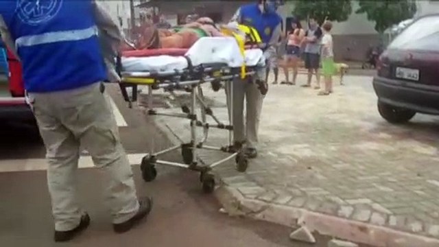 Jovem fica ferido após colisão entre carro e moto no Bairro Cascavel Velho