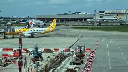 Скачать видео: [Qatar Airways] A7-BER taxiing in - Boeing 777-300ER