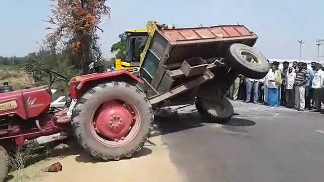 Un tracteur fou part tout seul et fuit