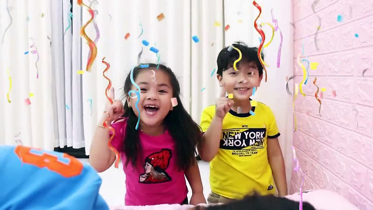 Annie and Sammy Pretend Play Making a Real Birthday Cake for Surprise Party