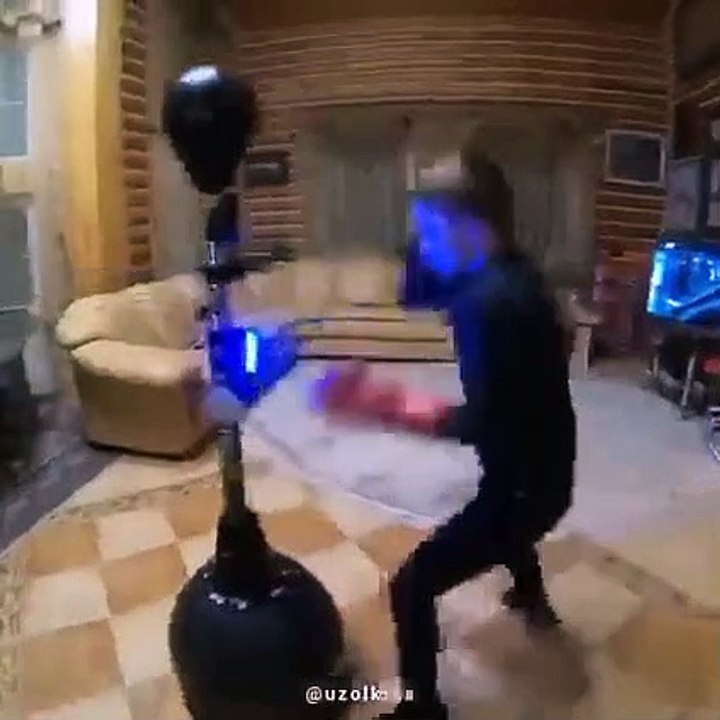 Un enfant de 10 ans s'entraîne à la boxe