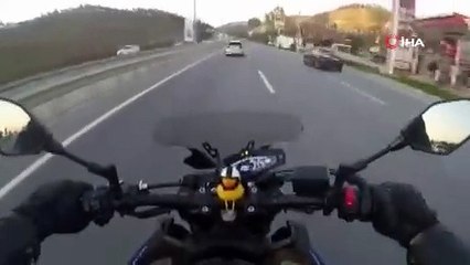 Makas atarak trafiği birbirine katan otomobil kamerada