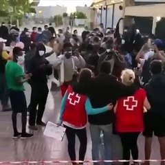 ¿Y esta fiesta? Inmigrantes de juerga en un hotel junto a miembros de la Cruz Roja