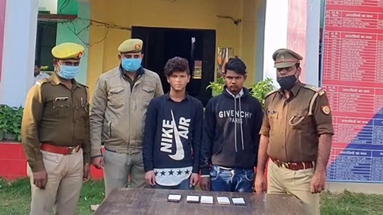 बकेवर पुलिस ने 2 मोबाइल चोरो को किया गिरफ्तार