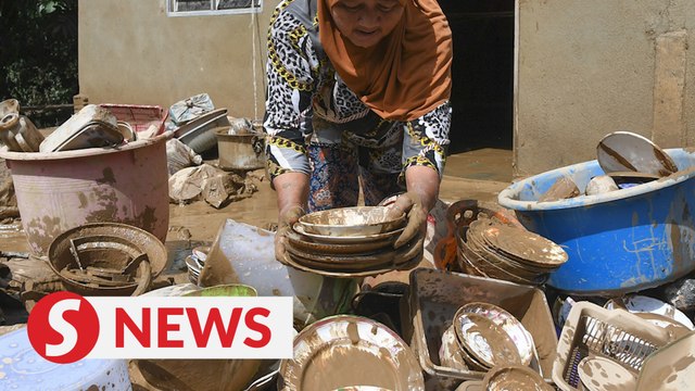 Thick mud hampers post-flood clean-up in Kemaman's Kg Teladas