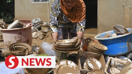 Thick mud hampers post-flood clean-up in Kemaman's Kg Teladas