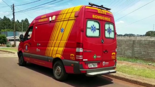 Motociclista enrosca o pé em outro veículos e sofre fratura, precisando ser socorrido