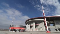 Bandera a media asta en recuerdo de Juan de Dios Román en el Wanda Metropolitano