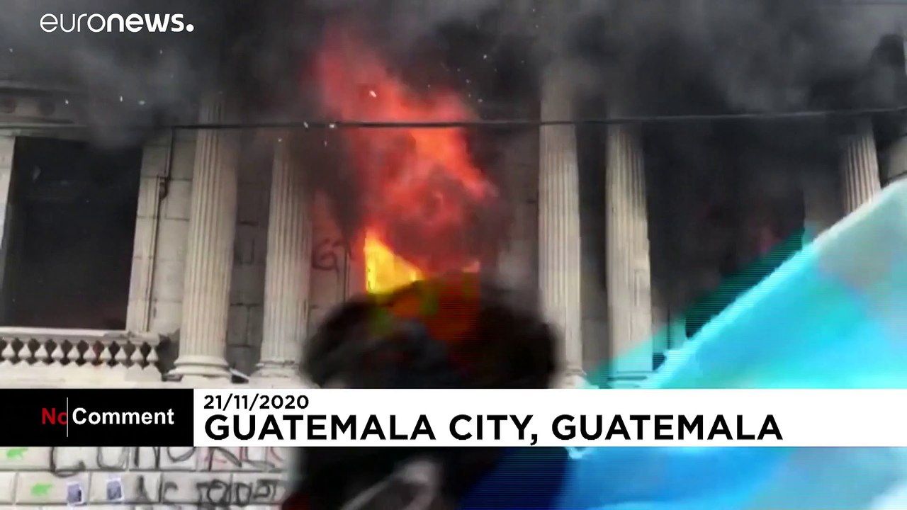 Flaschen und Steine auf Polizisten in Guatemala-Stadt