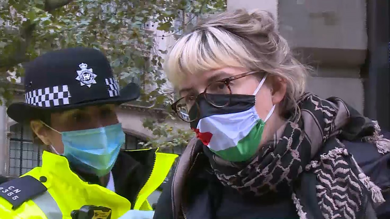 متضامنون في بريطانيا يحيون اليوم العالمي للتضامن مع الشعب الفلسطيني