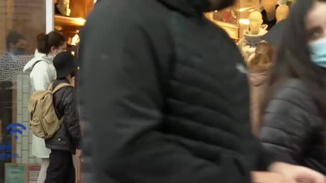 Aglomeraciones de gente en las calles de Madrid y Barcelona