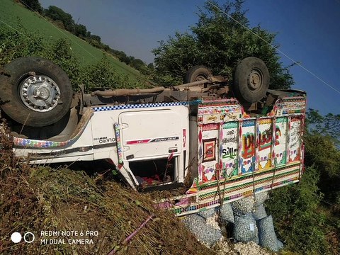 लहसुन से भरा पिकअप वाहन पलटा