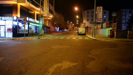 ARDAHAN - Kovid-19 tedbirleri kapsamında sokağa çıkma kısıtlaması başladı