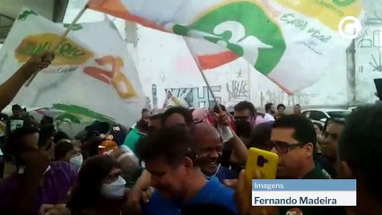 Euclério Sampaio chega para festa da vitória no comitê, em Alto Laje, Cariacica