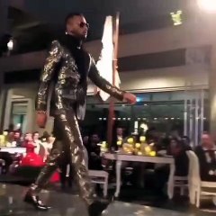 محمد رمضان يسقط على المسرح