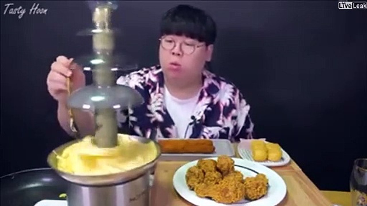 Il a un petit soucis avec sa fontaine à chocolat...