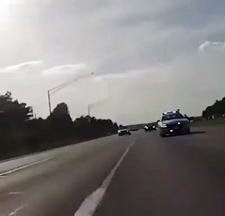 Un motard accélère pour semer une voiture de police... Dingue