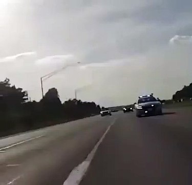 Un motard accélère pour semer une voiture de police... Dingue