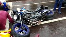 Motociclista fica ferido após colidir contra traseira de carro na Avenida Tancredo Neves