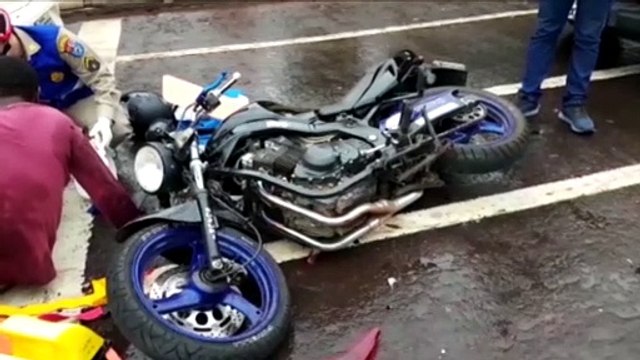 Motociclista fica ferido após colidir contra traseira de carro na Avenida Tancredo Neves