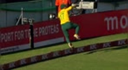 Hendricks makes staggering boundary catch for South Africa