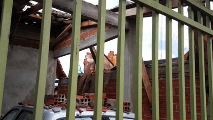 Muro de sobrado cai em cima de residência no Bairro Cascavel Velho