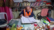 مسن أردني يجوب شوارع جرش بحثا عن كتب مهملة ليعيد ترميمها وتوزيعها مجانا